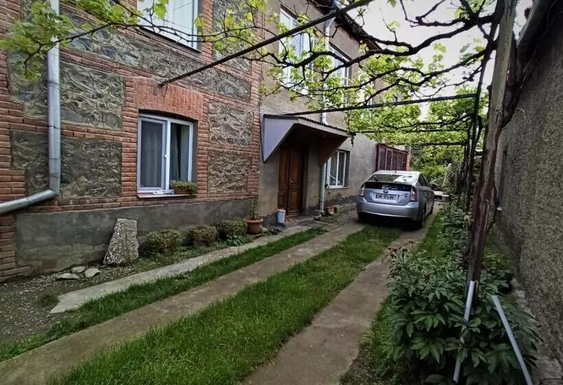 هاستل Guesthouse Lilia &wine Celler