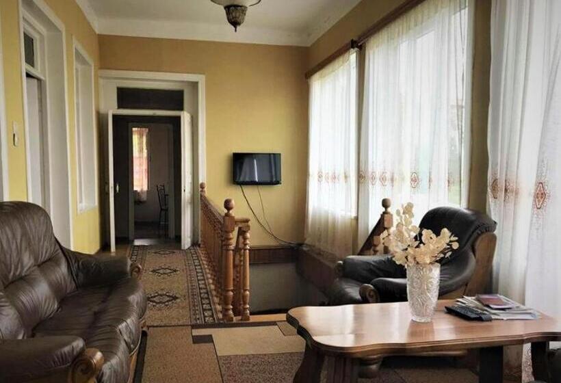 هاستل Guesthouse Lilia &wine Celler