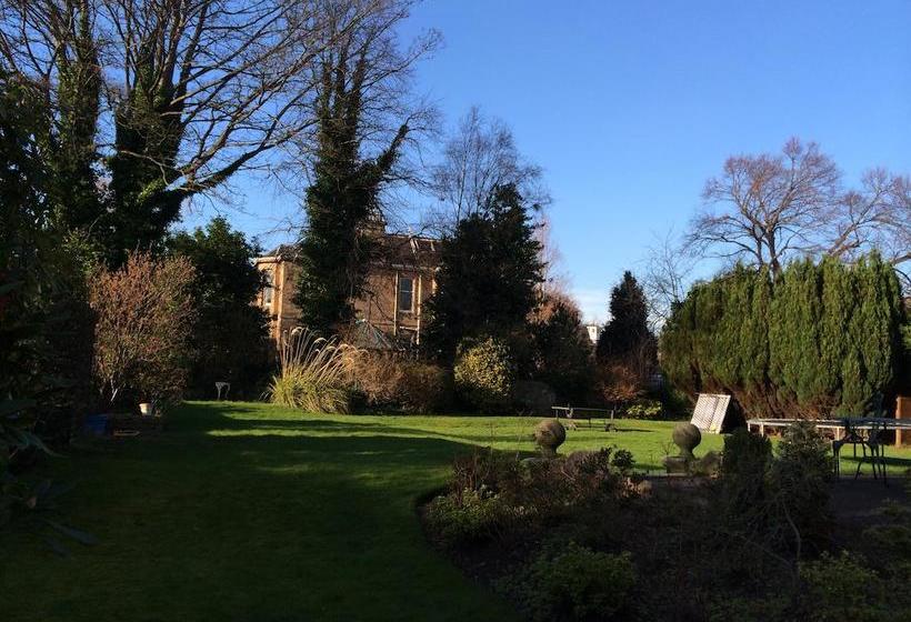 تختخواب و صبحانه Claremont House