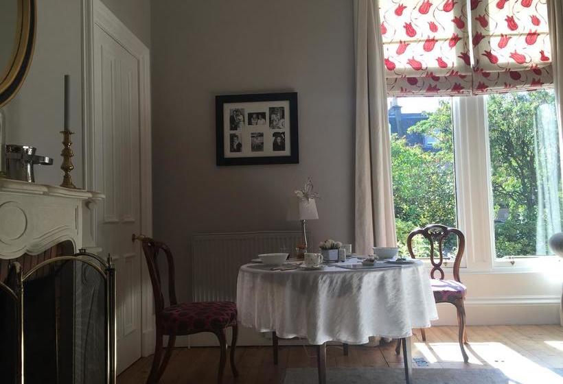 تختخواب و صبحانه Claremont House