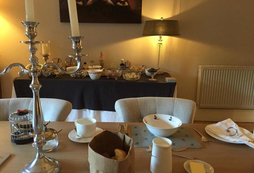 تختخواب و صبحانه Claremont House