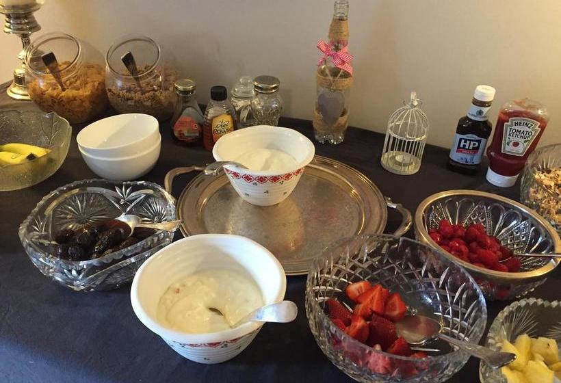 تختخواب و صبحانه Claremont House