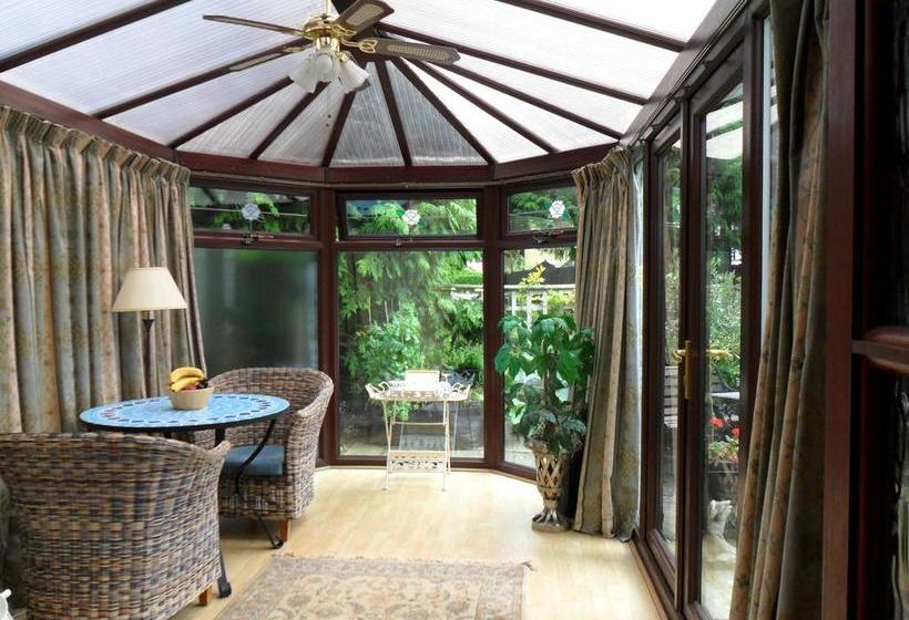 تختخواب و صبحانه Coach House Cottage