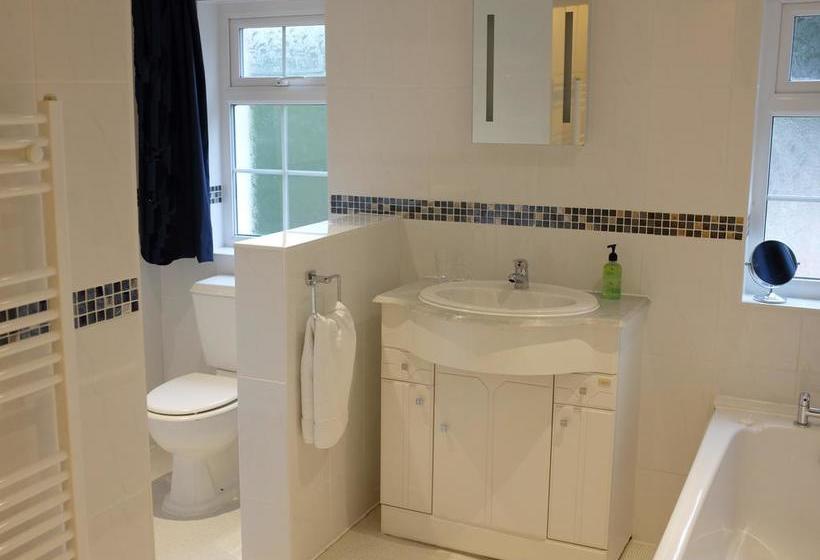 تختخواب و صبحانه Coach House Cottage