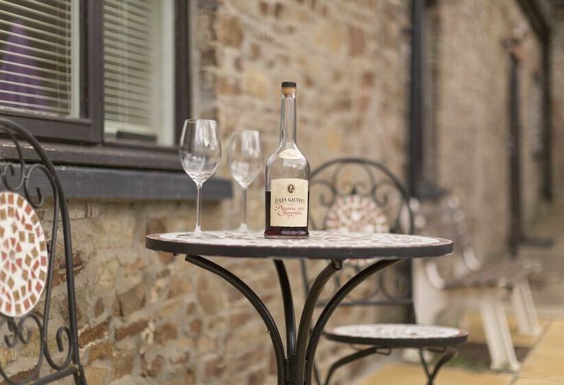 تختخواب و صبحانه The Pines At Eastleigh   3 Cottages