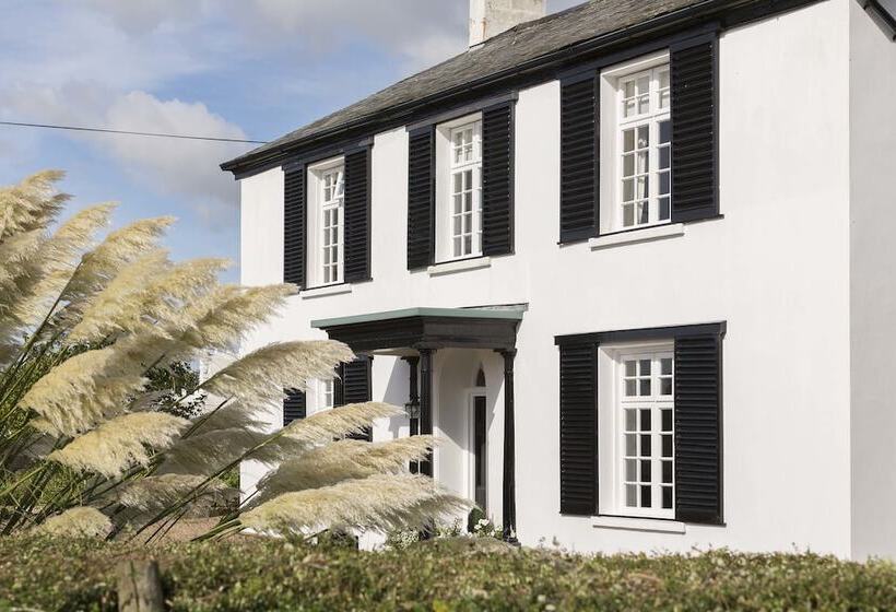 تختخواب و صبحانه The Pines At Eastleigh   3 Cottages