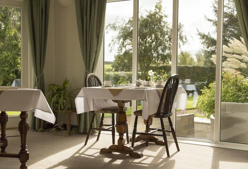 تختخواب و صبحانه The Pines At Eastleigh   3 Cottages