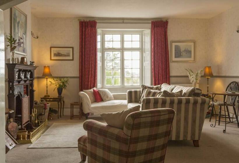 تختخواب و صبحانه The Pines At Eastleigh   3 Cottages