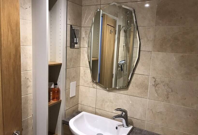 تختخواب و صبحانه The Pines At Eastleigh   3 Cottages