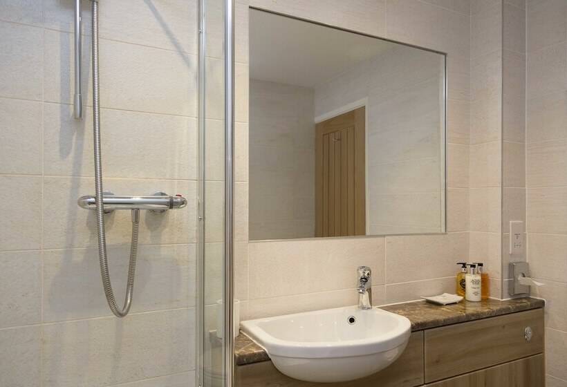 تختخواب و صبحانه The Pines At Eastleigh   3 Cottages