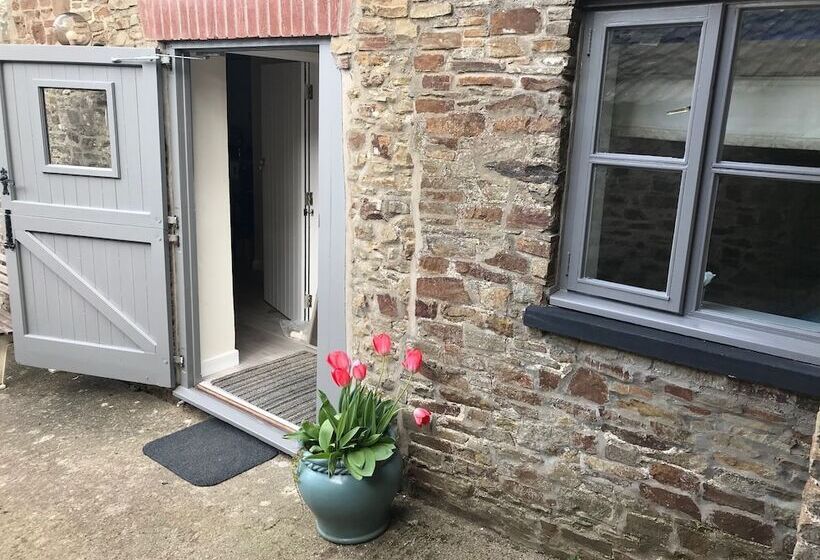 تختخواب و صبحانه The Pines At Eastleigh   3 Cottages