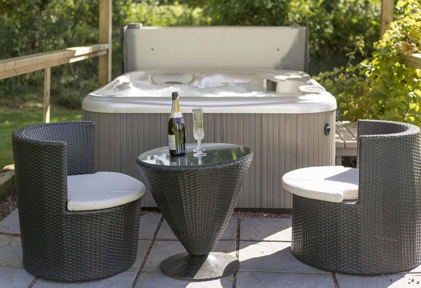 تختخواب و صبحانه The Pines At Eastleigh   3 Cottages