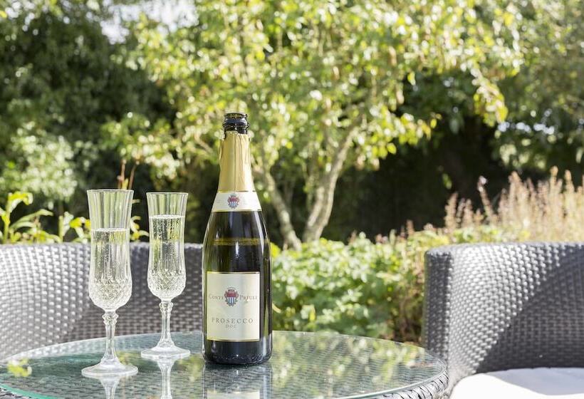 تختخواب و صبحانه The Pines At Eastleigh   3 Cottages