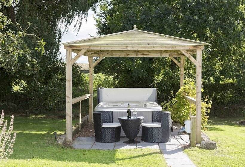 تختخواب و صبحانه The Pines At Eastleigh   3 Cottages