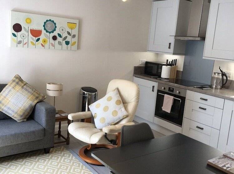 تختخواب و صبحانه The Pines At Eastleigh   3 Cottages