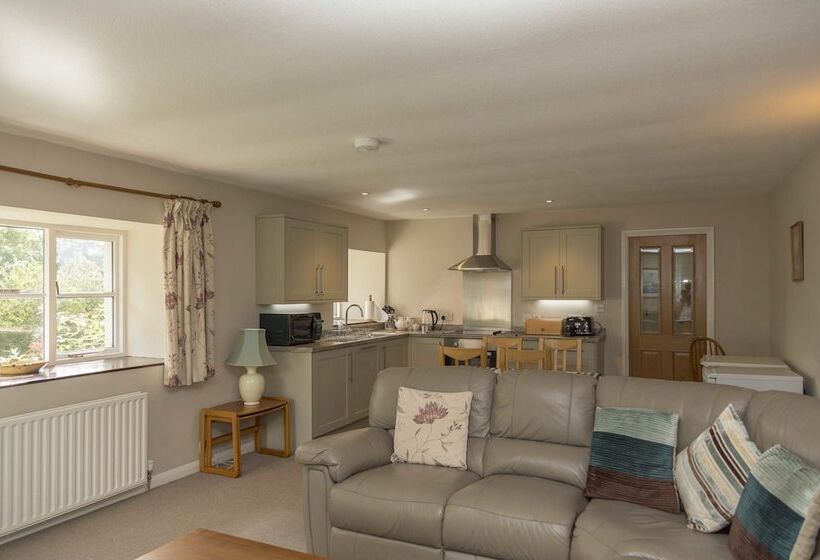 تختخواب و صبحانه The Pines At Eastleigh   3 Cottages