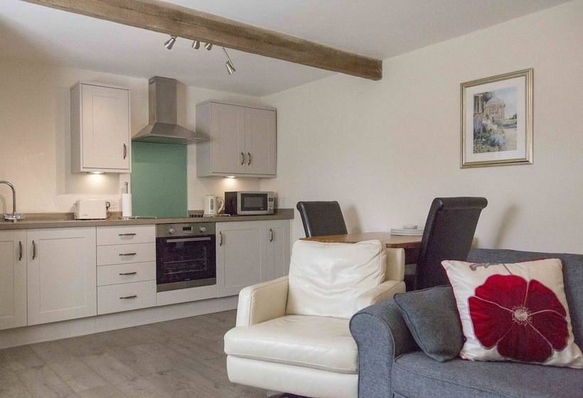 تختخواب و صبحانه The Pines At Eastleigh   3 Cottages