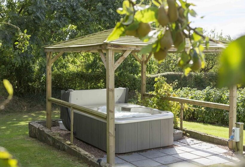 تختخواب و صبحانه The Pines At Eastleigh   3 Cottages