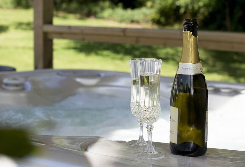 تختخواب و صبحانه The Pines At Eastleigh   3 Cottages