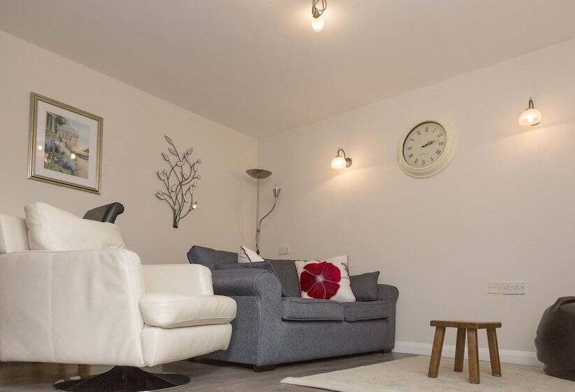 تختخواب و صبحانه The Pines At Eastleigh   3 Cottages