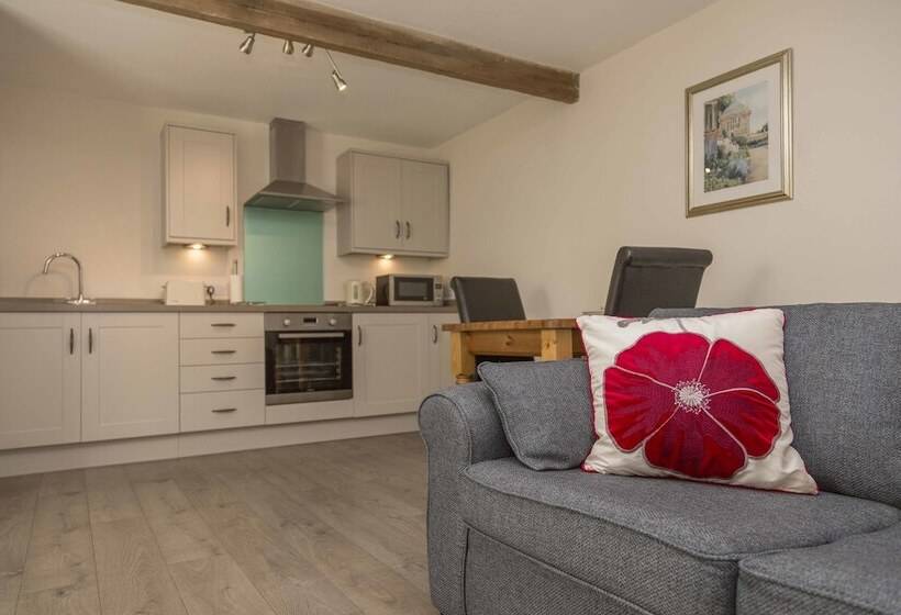 تختخواب و صبحانه The Pines At Eastleigh   3 Cottages