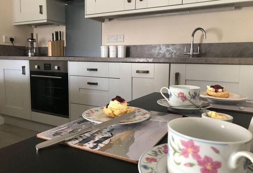 تختخواب و صبحانه The Pines At Eastleigh   3 Cottages