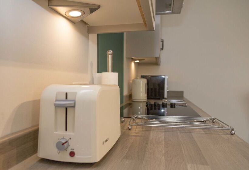 تختخواب و صبحانه The Pines At Eastleigh   3 Cottages