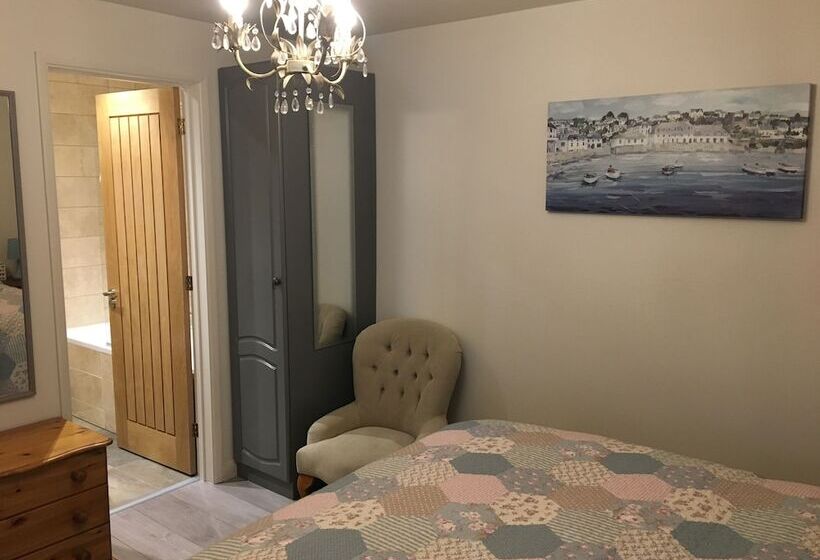 تختخواب و صبحانه The Pines At Eastleigh   3 Cottages