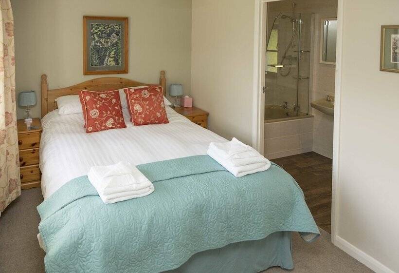 تختخواب و صبحانه The Pines At Eastleigh   3 Cottages