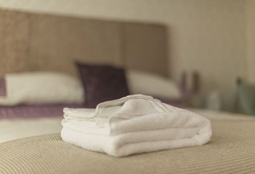 تختخواب و صبحانه The Pines At Eastleigh   3 Cottages