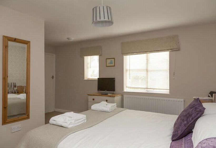 تختخواب و صبحانه The Pines At Eastleigh   3 Cottages