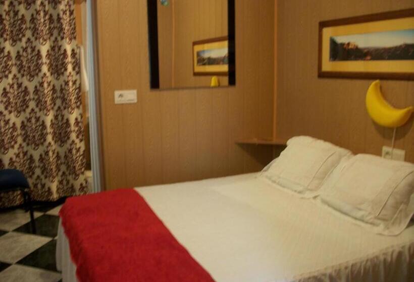 هاستل Pensión Moni Albayzin