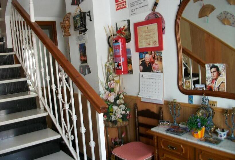 هاستل Pensión Moni Albayzin