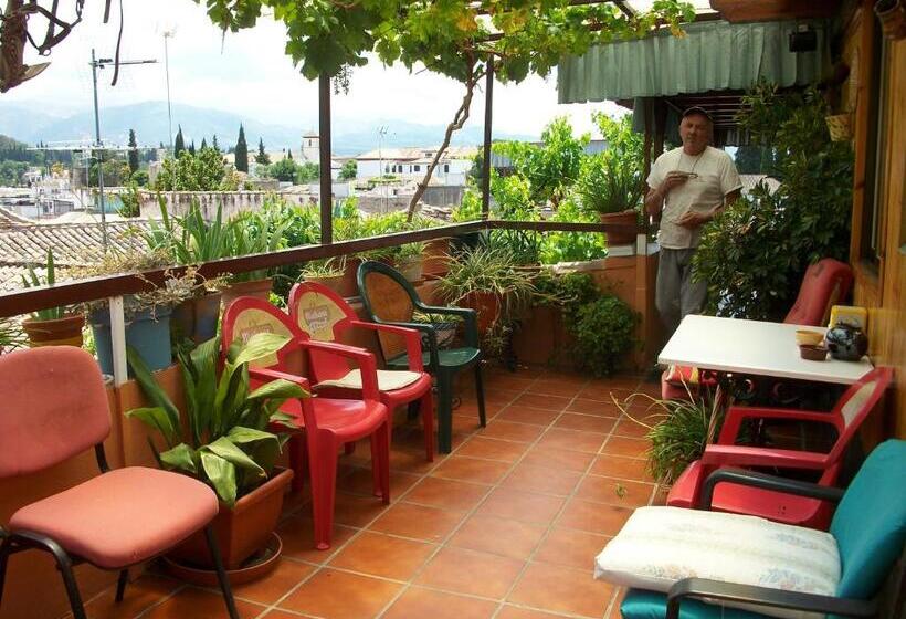 هاستل Pensión Moni Albayzin