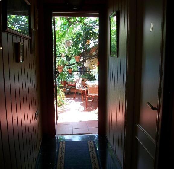 هاستل Pensión Moni Albayzin