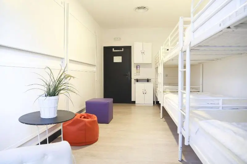 هتل Hostels Meetingpoint