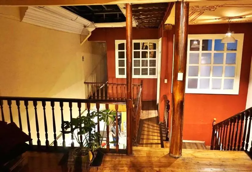 هاستل Hostal Mochiliers Bed And Breakfast