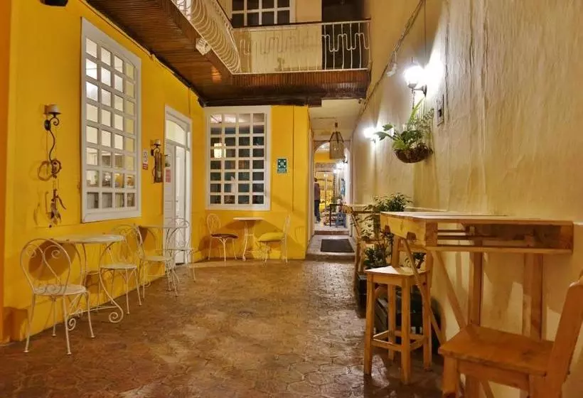 هاستل Hostal Mochiliers Bed And Breakfast