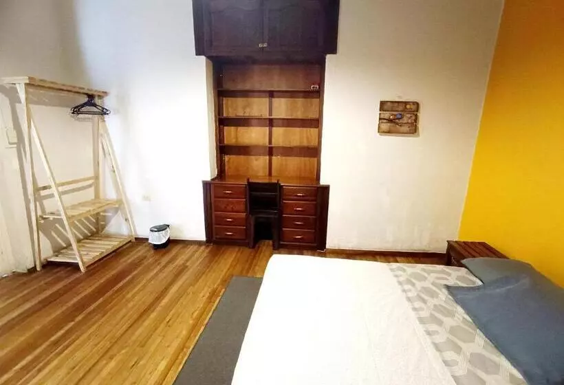 هاستل Hostal Mochiliers Bed And Breakfast