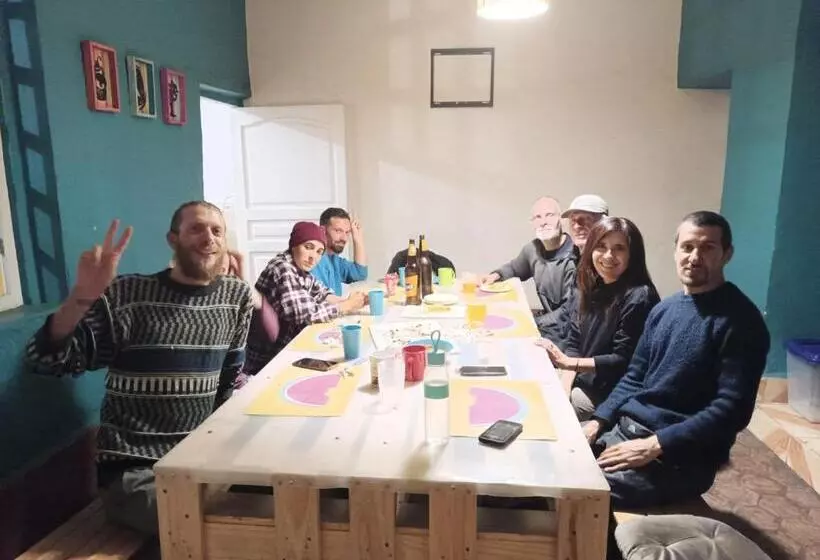 هاستل Hostal Mochiliers Bed And Breakfast