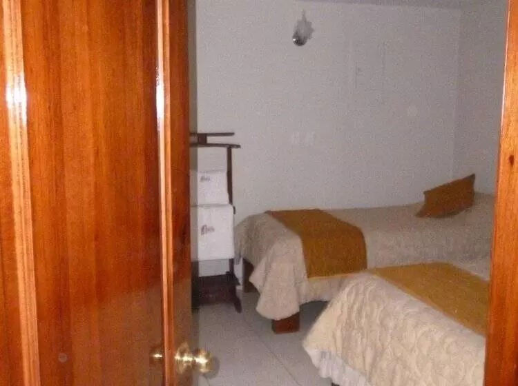 هتل Hostal Fevilamir