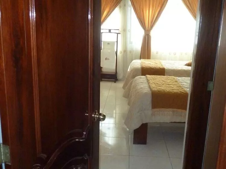 هتل Hostal Fevilamir