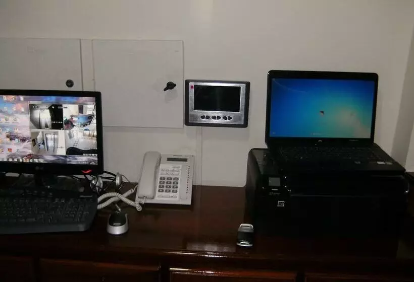 هتل Hostal Fevilamir