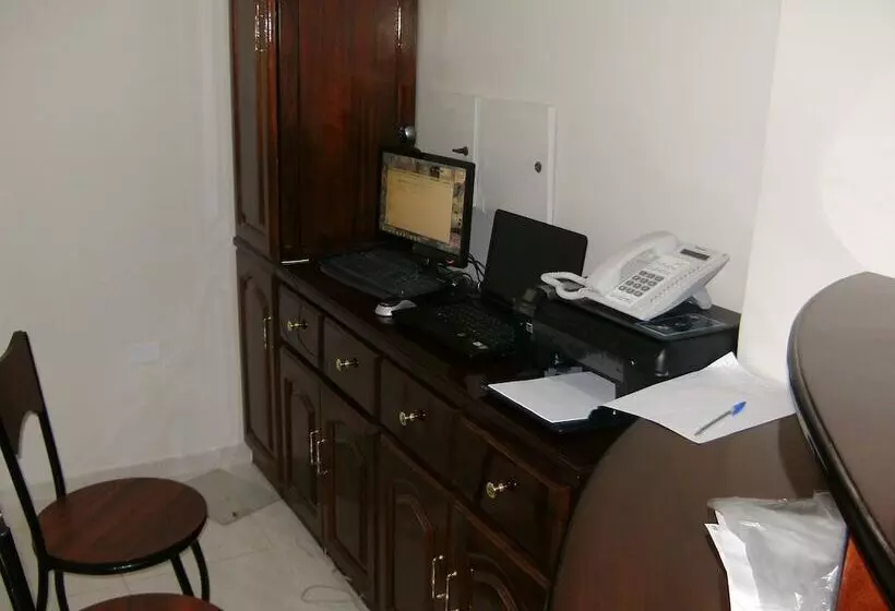 هتل Hostal Fevilamir