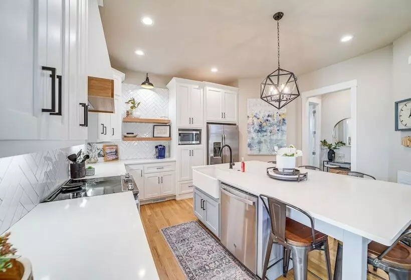 Cozy Carlton Landing Home   Pools & Lake Access