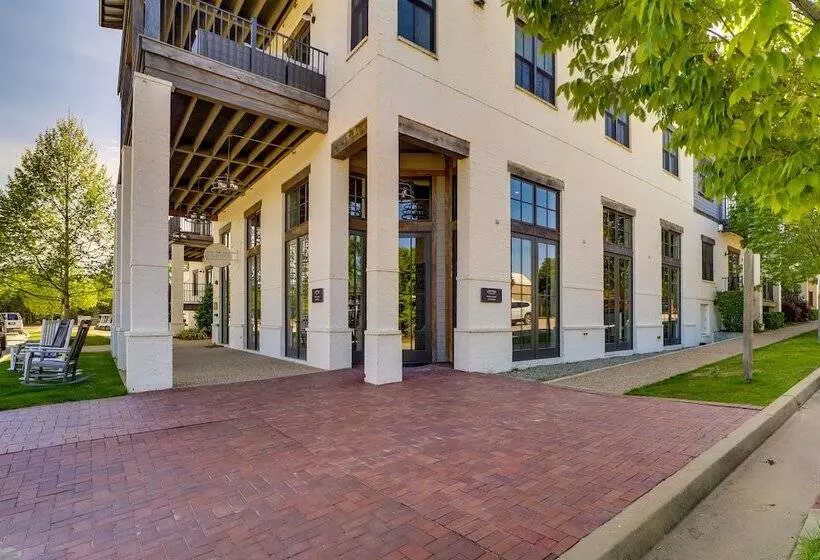 Cozy Carlton Landing Home   Pools & Lake Access