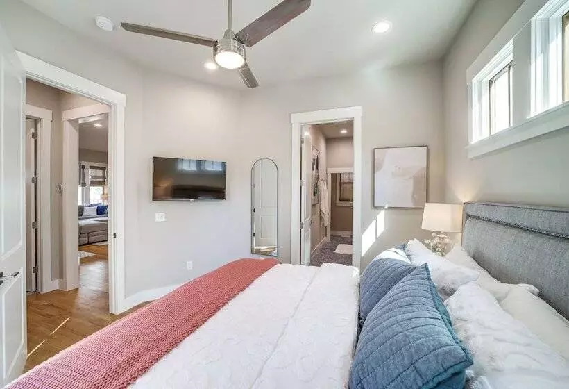 Cozy Carlton Landing Home   Pools & Lake Access