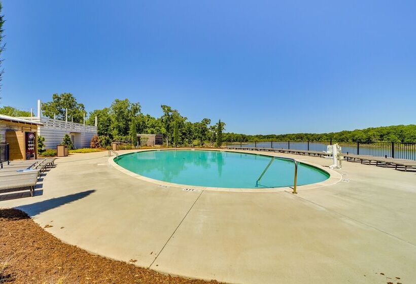 Cozy Carlton Landing Home Pools & Lake Access