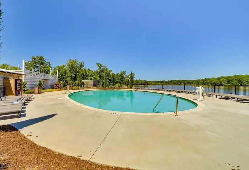 Cozy Carlton Landing Home   Pools & Lake Access