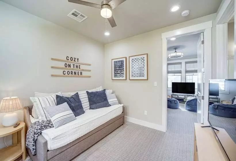 Cozy Carlton Landing Home   Pools & Lake Access